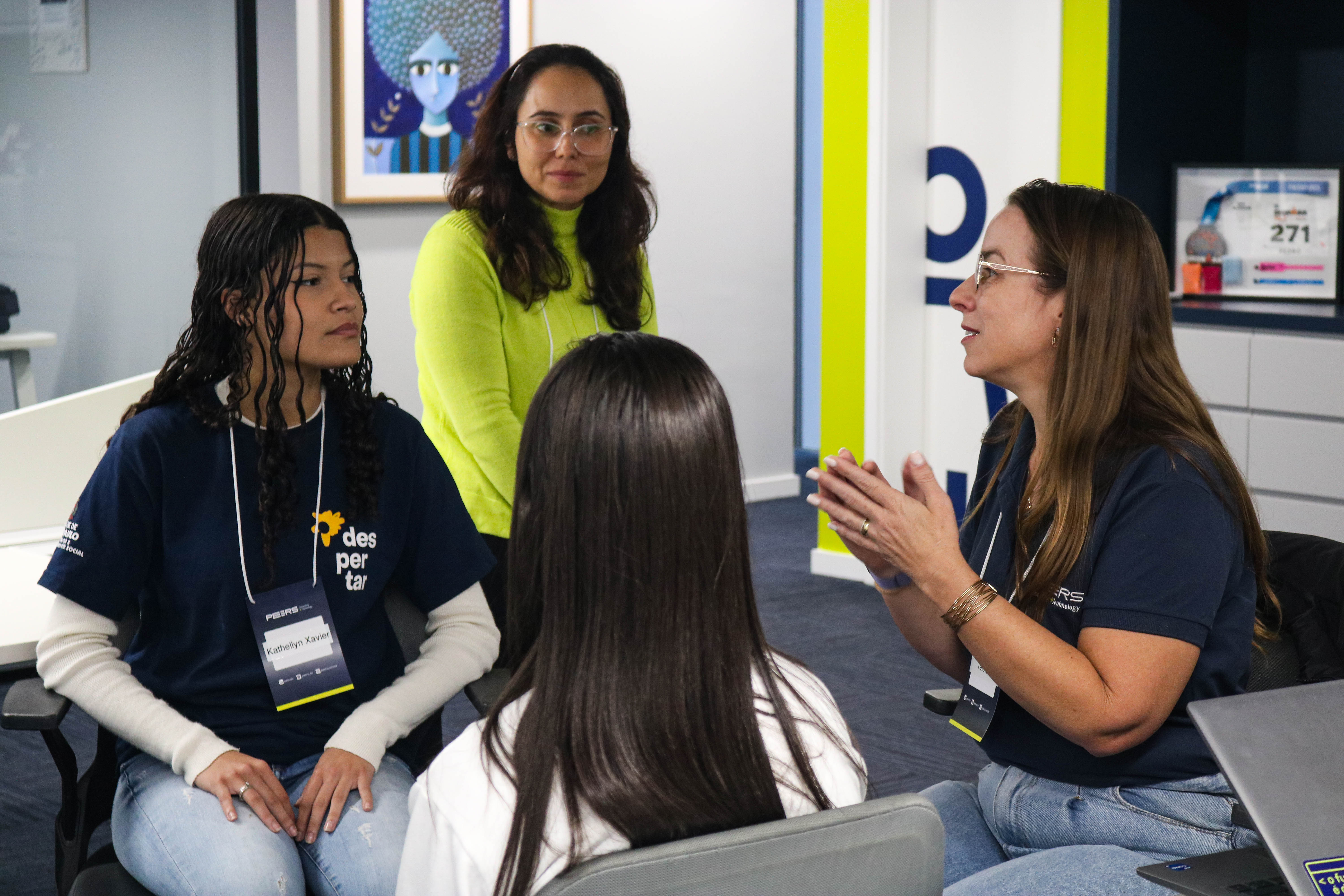 Jovens da Despertar em visita técnica a uma empresa parceira