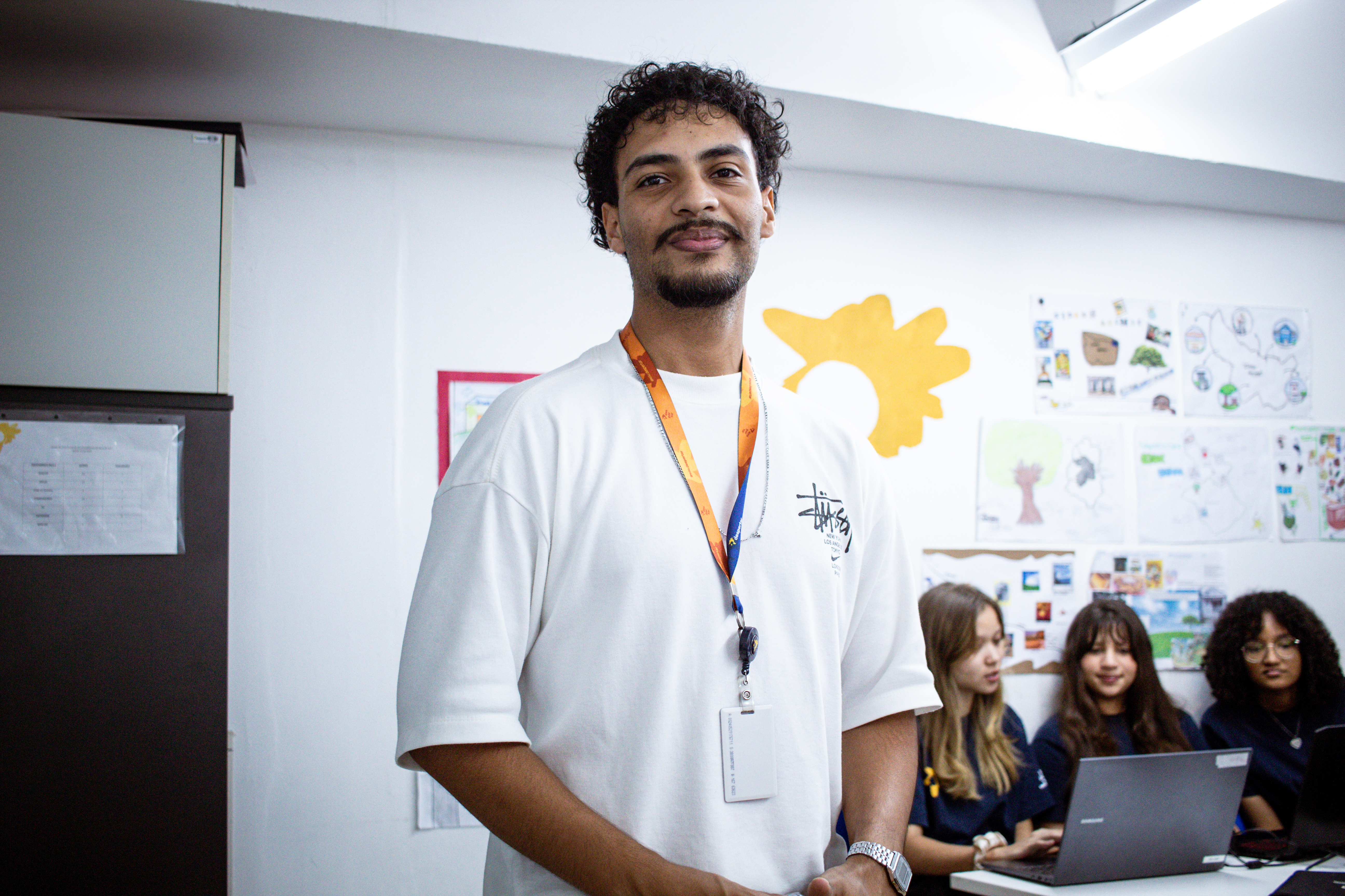 Educador da Despertar com jovens em sala