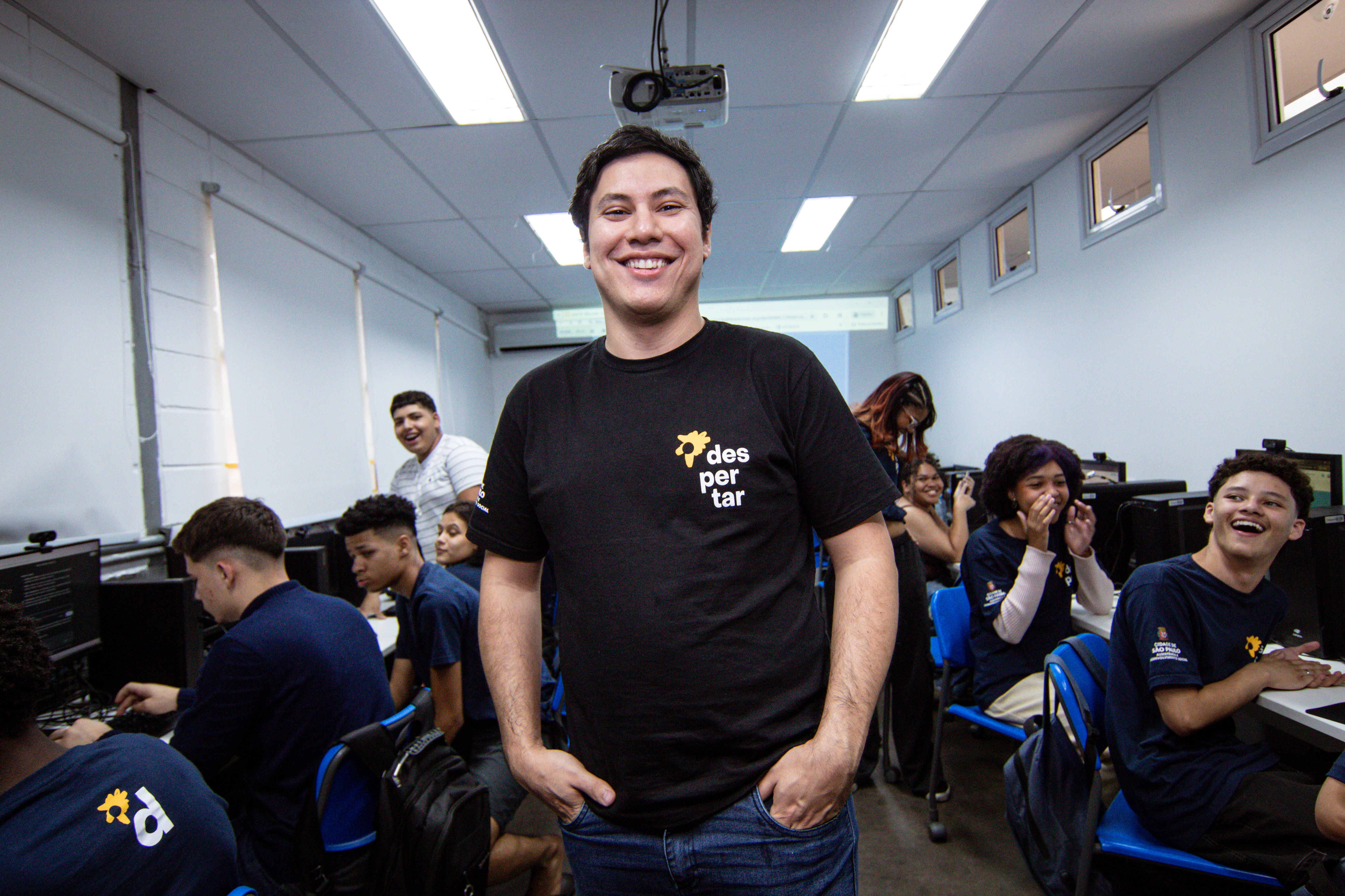 Educador da Despertar em laboratório com jovens