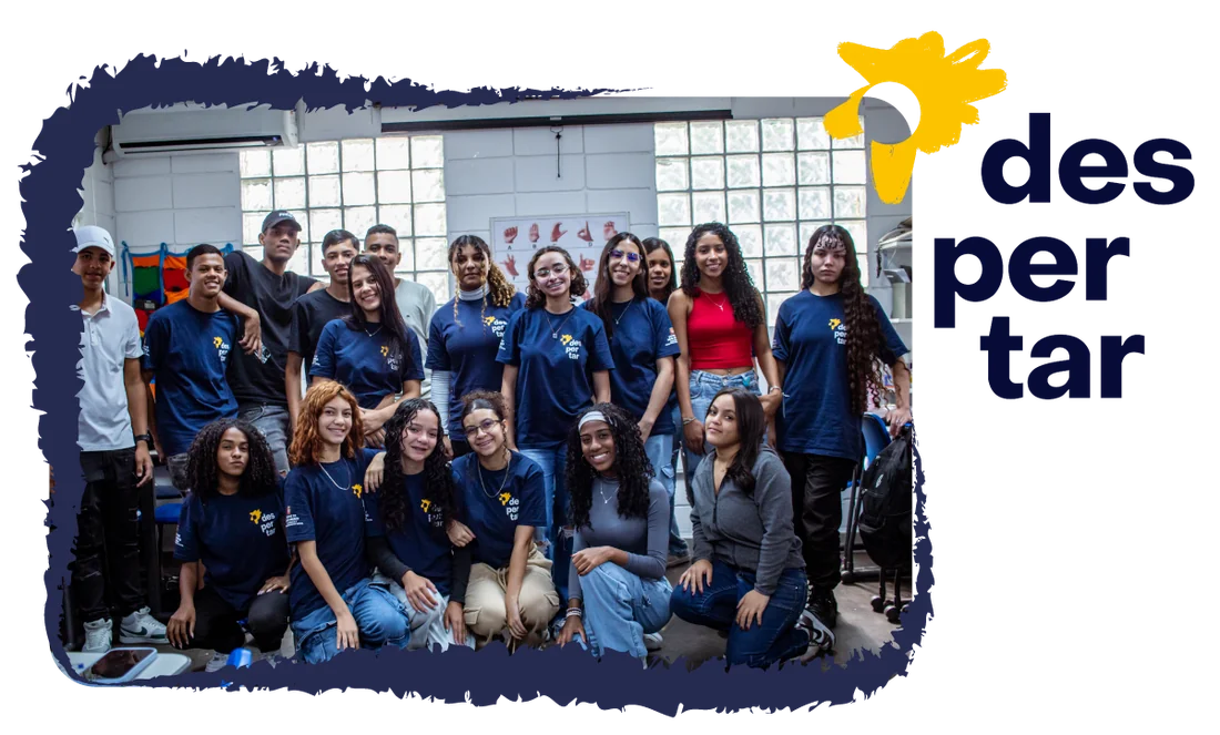 Turma de jovens da Despertar reunida para foto no espaço da associação